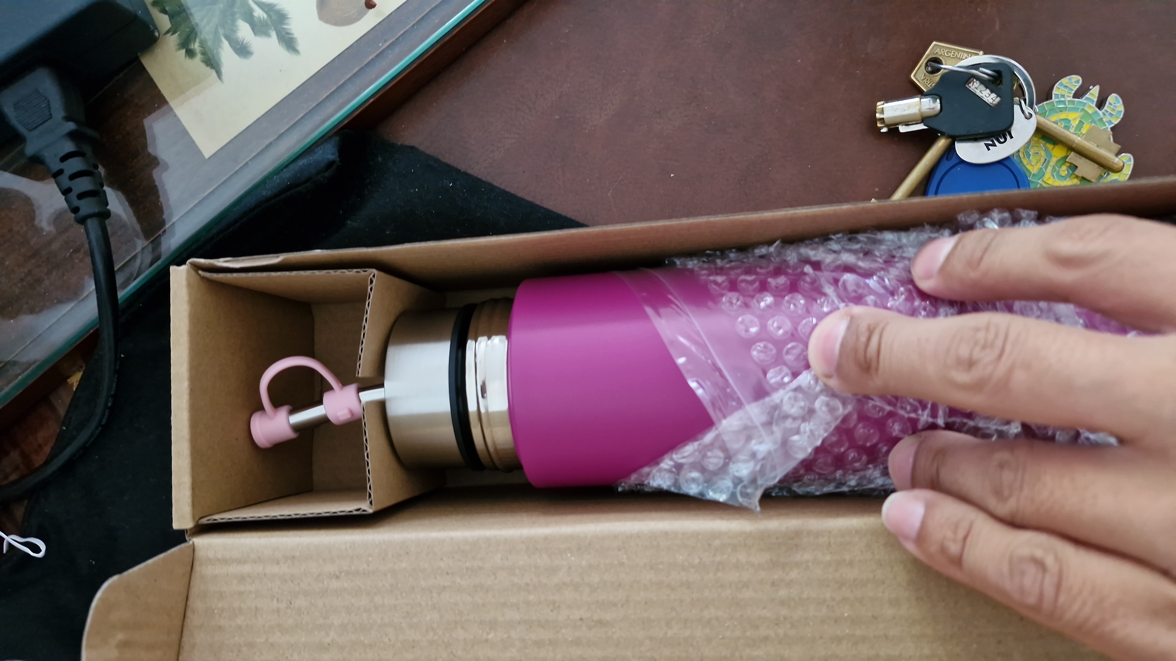 Moderno termo premium Matema en un escritorio, ideal para el trabajo y el hogar